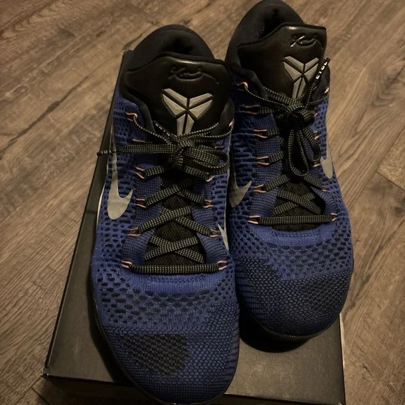 Nike Men's Blue and Black Athletic Shoes with Silver Swoosh